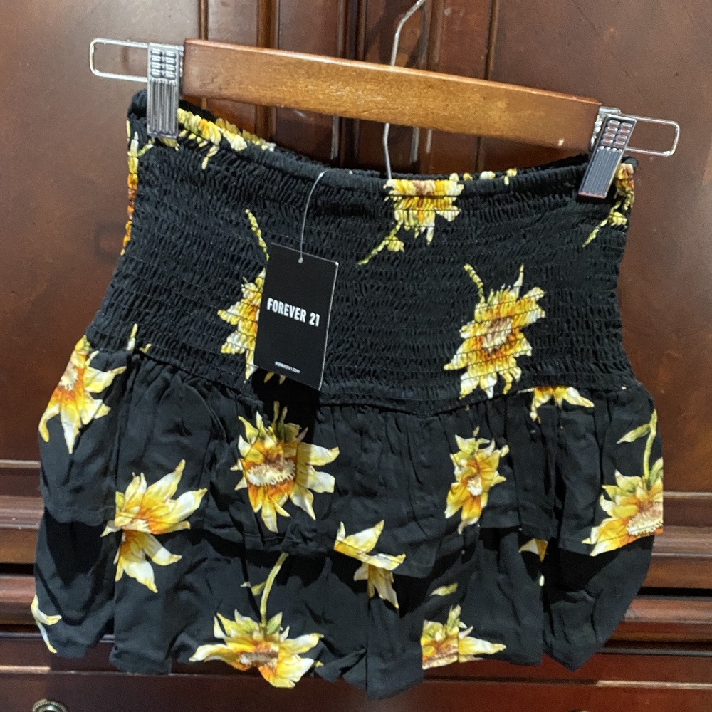 CLEARANCE!!  Adorable Forever 21 sunflower mini skirt